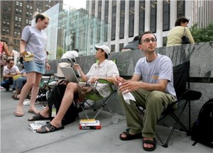 people_waiting_for_the_new_iphone